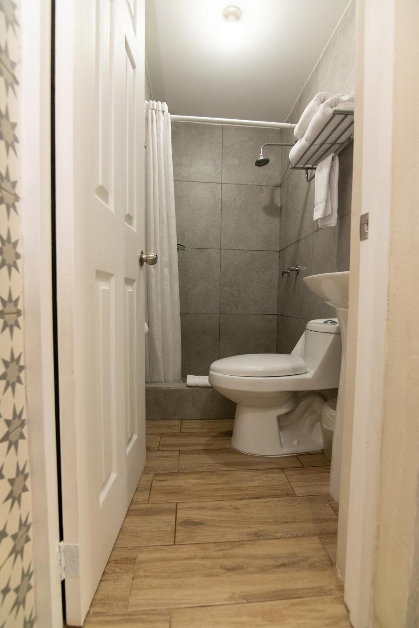 In & Out Hotel (Adults Only) Guatemala City Номер фото